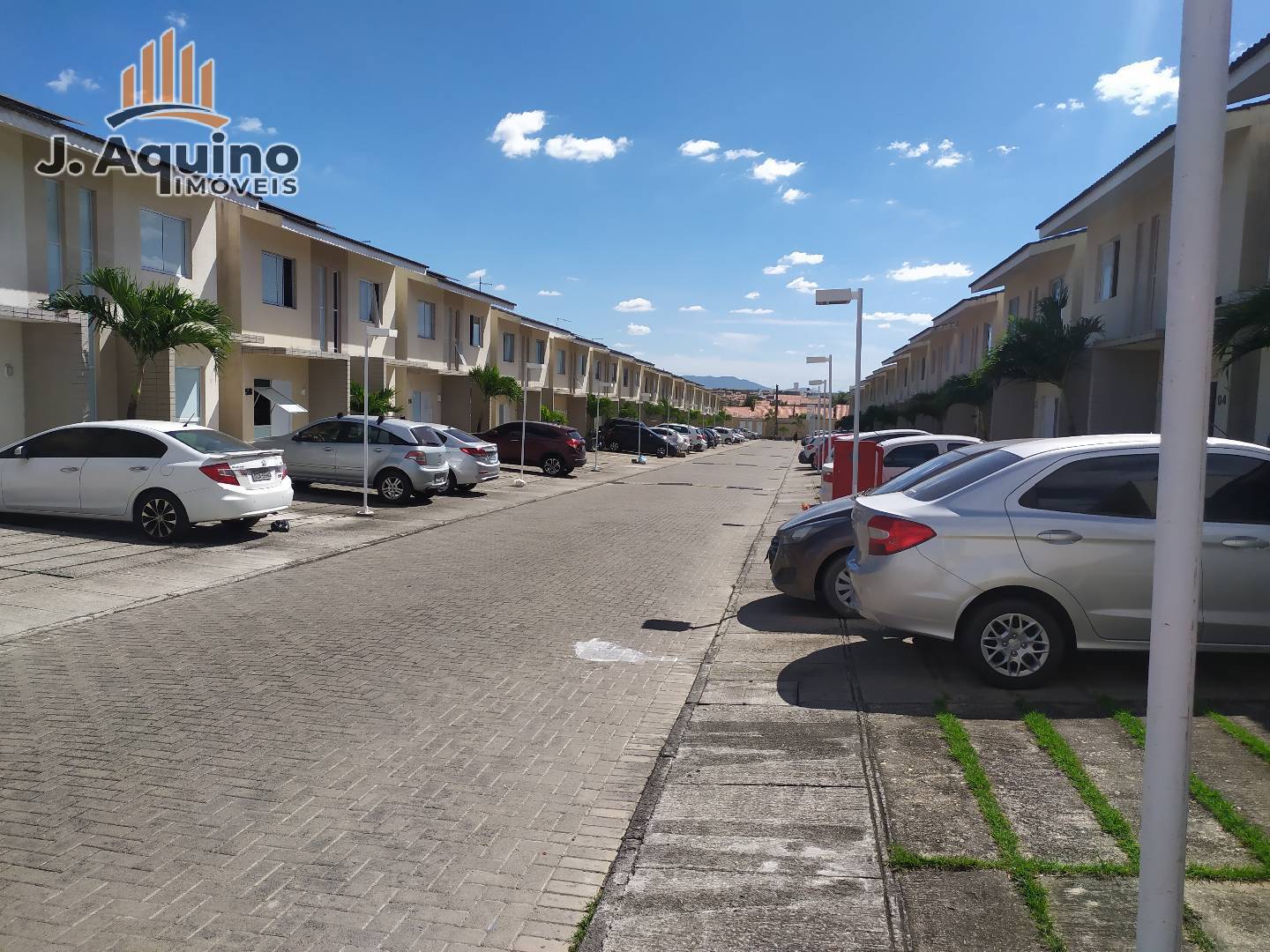 Dupléx em condomínio fechado em Messejana